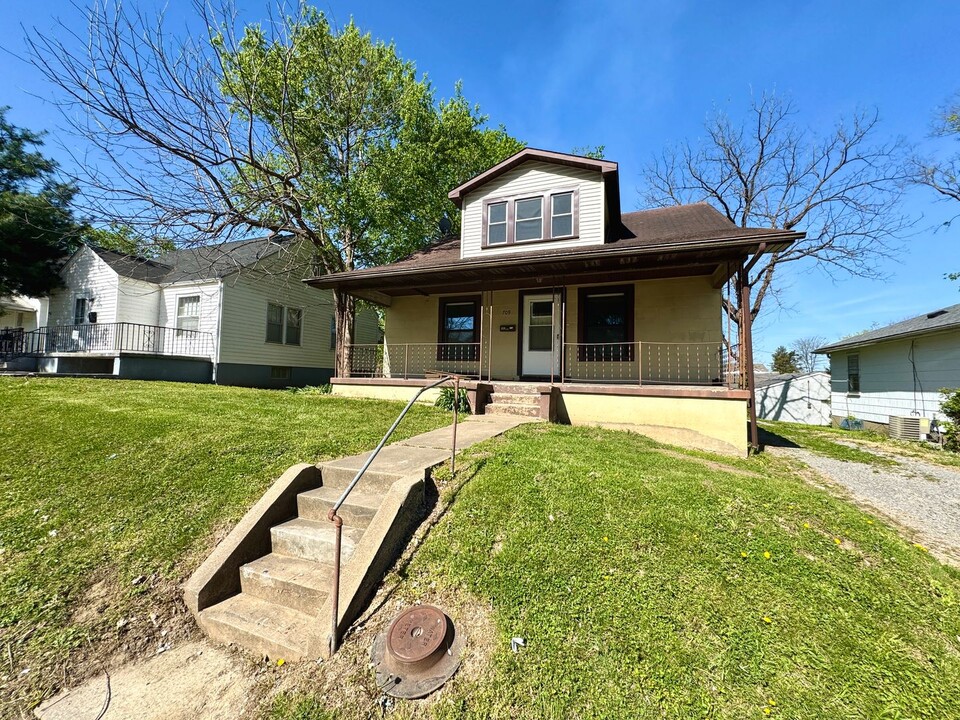 709 S Pacific St in Cape Girardeau, MO - Building Photo