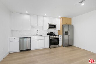 10965 Calvert St in Los Angeles, CA - Building Photo - Building Photo