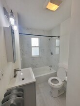 58 Ellerton Rd, Unit 1 in Quincy, MA - Foto de edificio - Building Photo