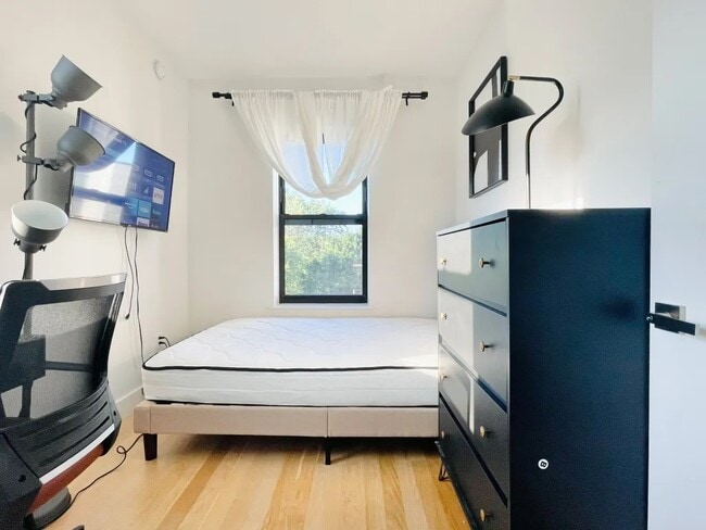 Furnished room/NOT APARTMENT, Unit 5D in Brooklyn, NY - Building Photo - Building Photo