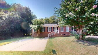863 McAbee Rd in Spartanburg, SC - Building Photo