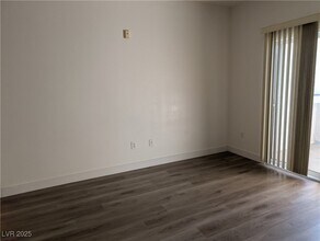 7255 W Sunset Rd in Las Vegas, NV - Building Photo - Building Photo