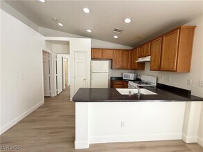 5718 Royal Sands St in North Las Vegas, NV - Building Photo - Building Photo