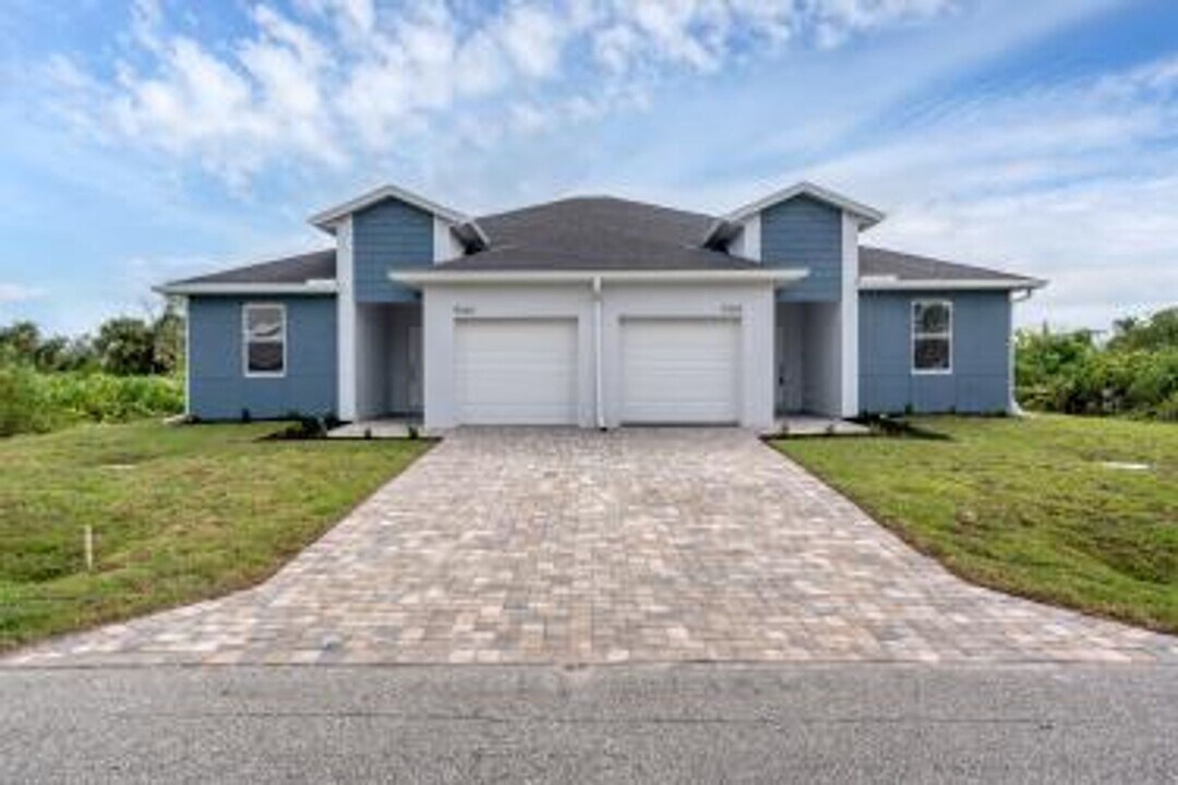 9334 Agate St in Port Charlotte, FL - Building Photo