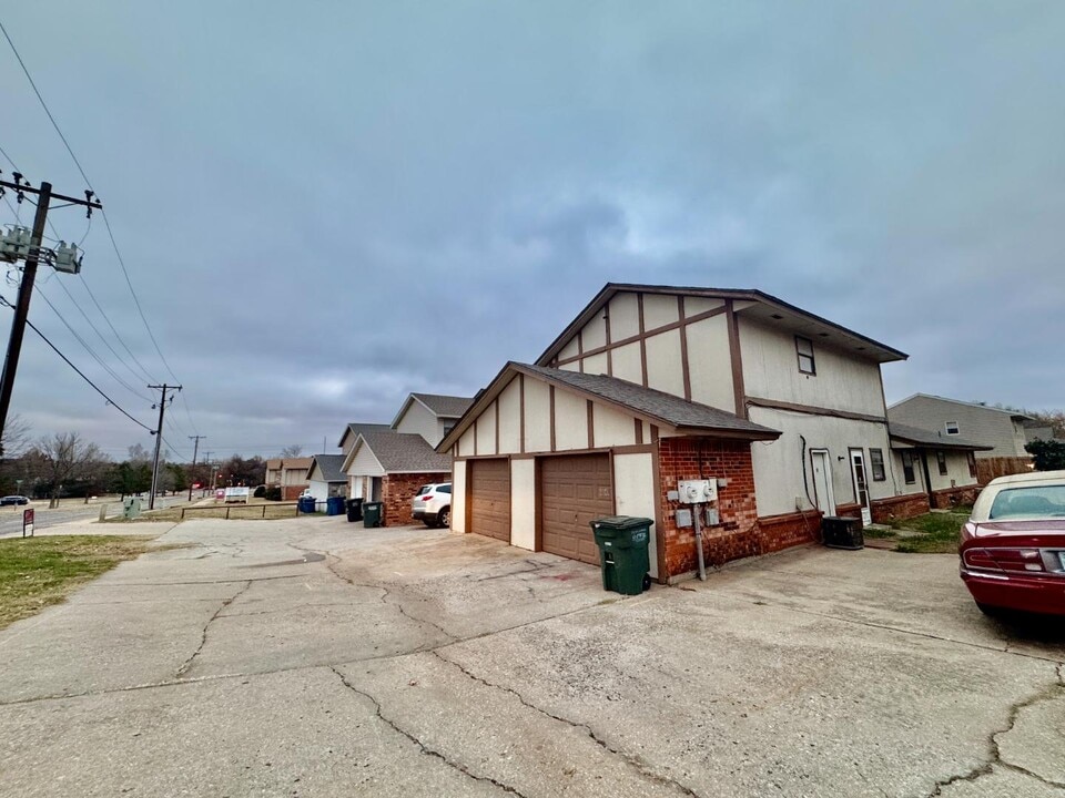1012 N Chowning Ave in Edmond, OK - Building Photo