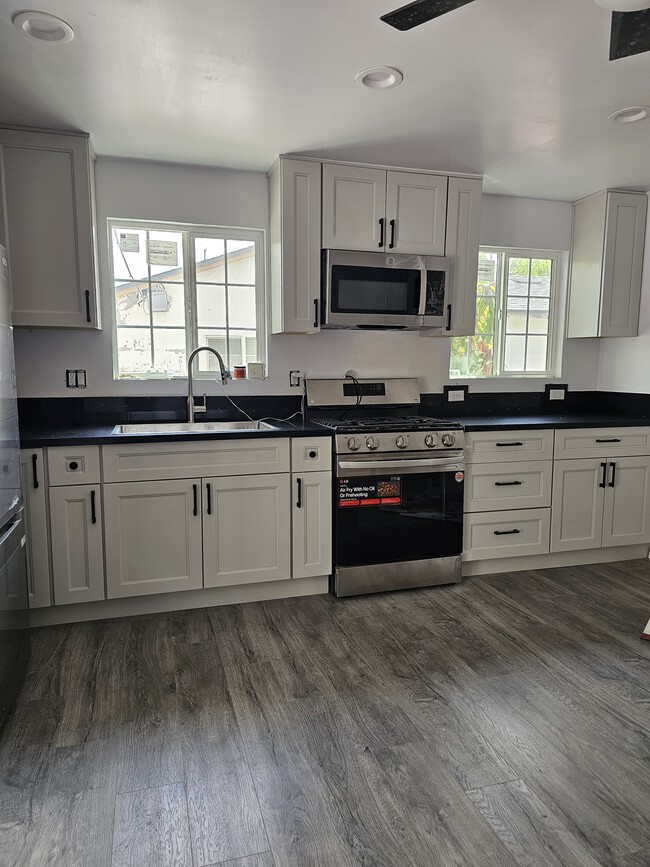14018 Runnymede St in Van Nuys, CA - Building Photo - Building Photo
