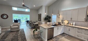 421 Kings Way in Naples, FL - Building Photo