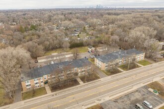 Douglas Drive Terrace in Crystal, MN - Foto de edificio - Building Photo