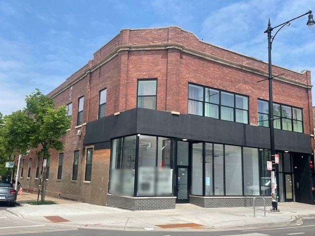 2839 N Milwaukee Ave in Chicago, IL - Building Photo