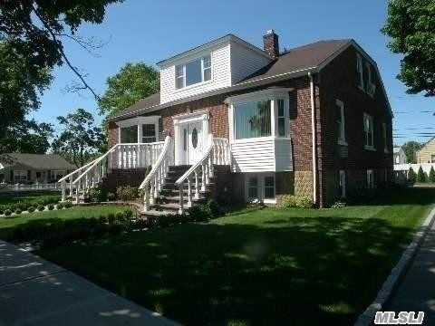 227 Venetian Blvd in Lindenhurst, NY - Building Photo - Building Photo