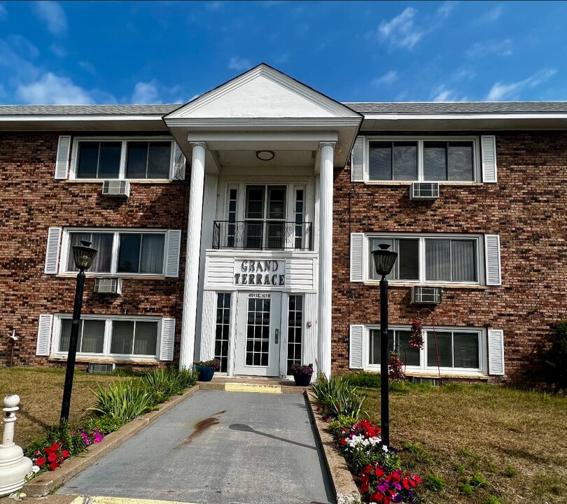 401 SE 10th St in Grand Rapids, MN - Building Photo