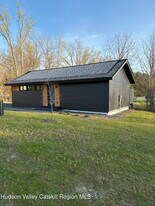 13 Regal Rd in Hudson, NY - Building Photo