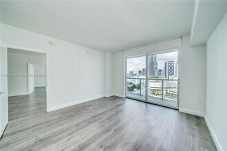 55 SE 6th St, Unit 1703 in Miami, FL - Building Photo - Building Photo