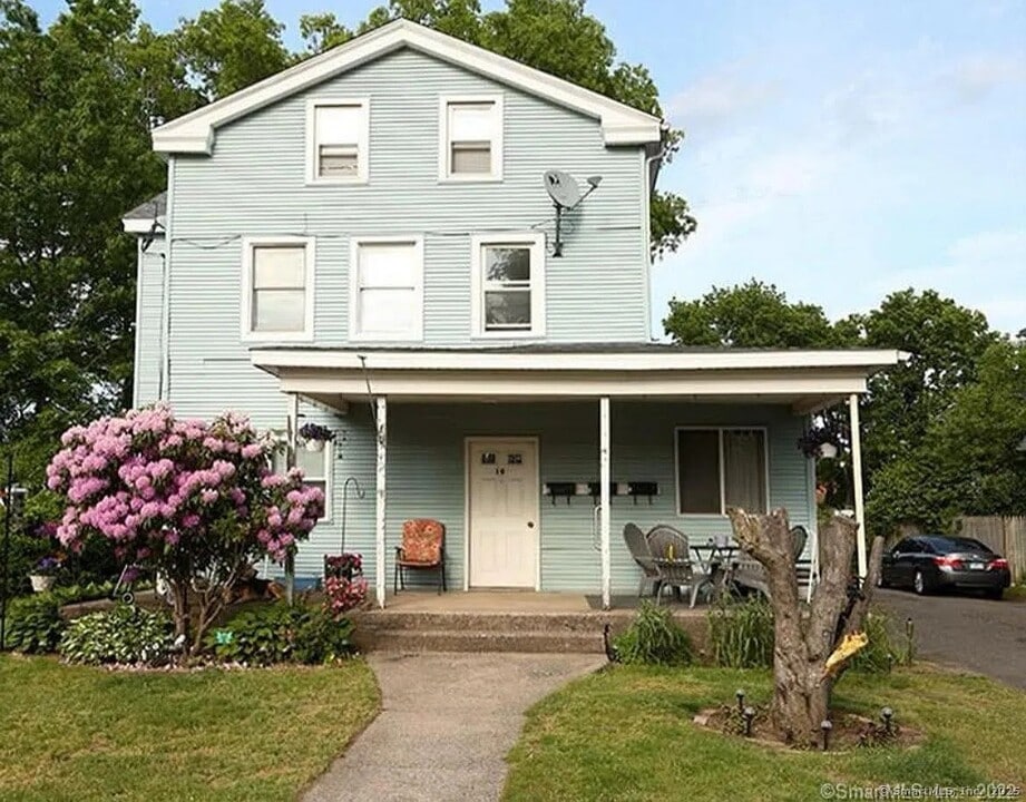 10 Church St, Unit 1 in Plainville, CT - Foto de edificio