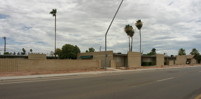 The Groves Apartments in Mesa, AZ - Building Photo - Building Photo