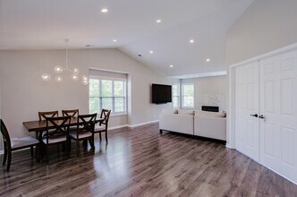 313 Sheffield Dr in Schaumburg, IL - Building Photo - Building Photo