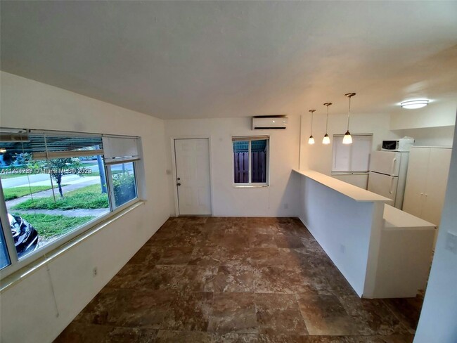 729 NE 6th St in Hallandale Beach, FL - Building Photo - Building Photo