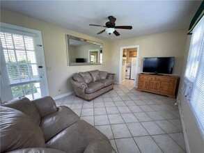 1843 22nd Ave in Vero Beach, FL - Foto de edificio - Building Photo