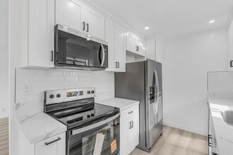 Eighty Six Eighteen Whitworth in Los Angeles, CA - Foto de edificio - Building Photo