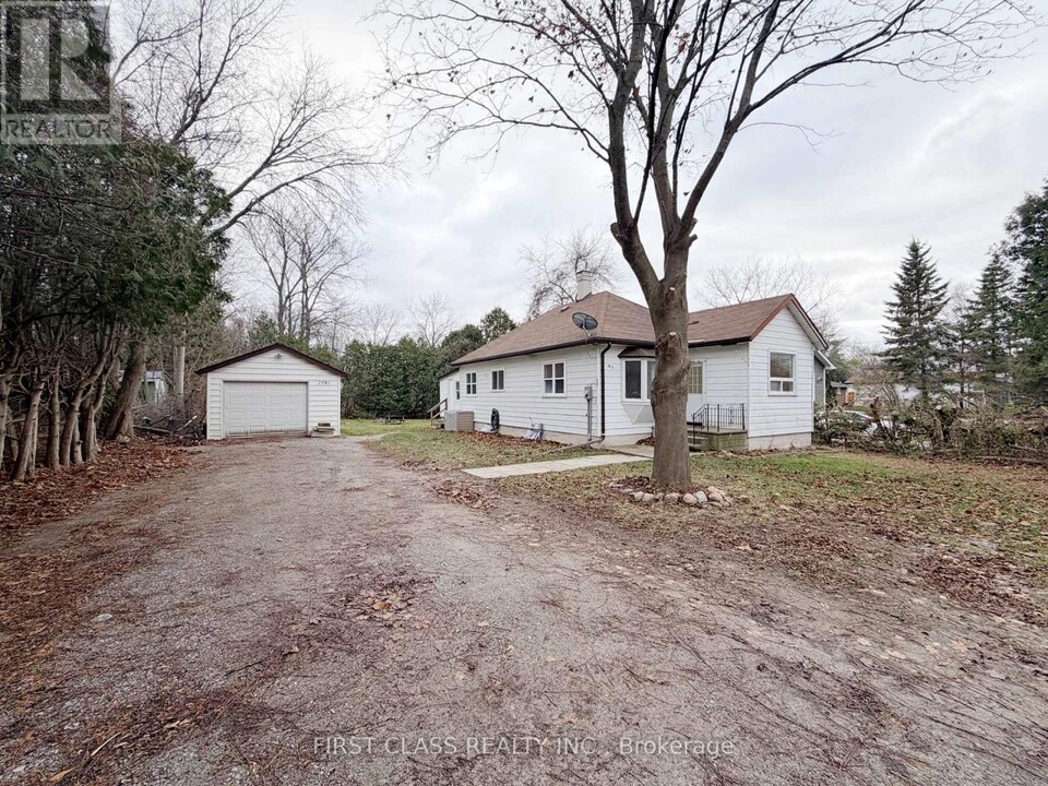 2081 Metro Rd N in Georgina, ON - Building Photo