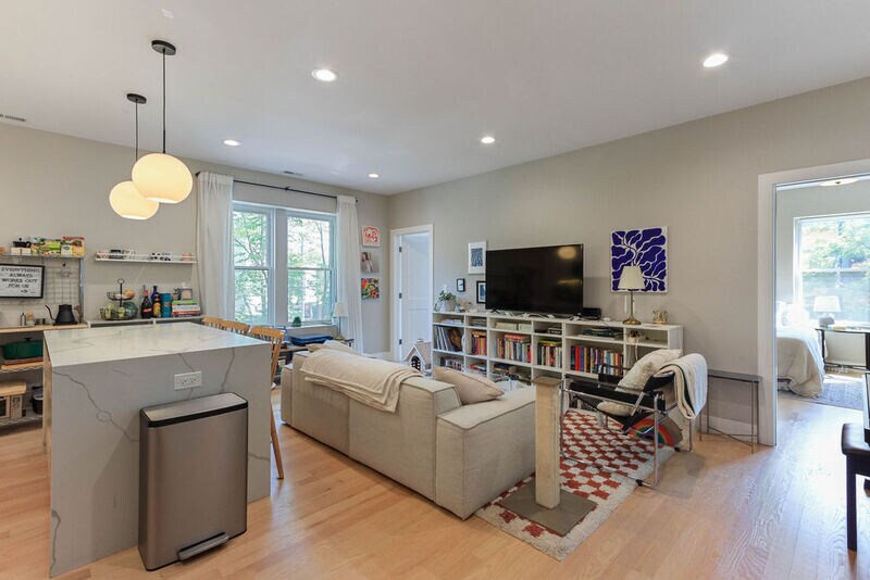 2901 N Milwaukee Ave in Chicago, IL - Building Photo