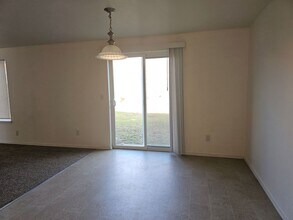 330 SE Carmen Way in Madras, OR - Building Photo - Building Photo