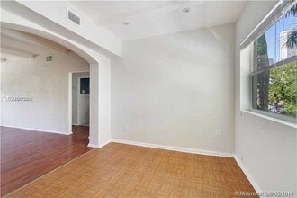 2411 Biscayne Blvd-Unit -3 in Miami, FL - Building Photo - Building Photo
