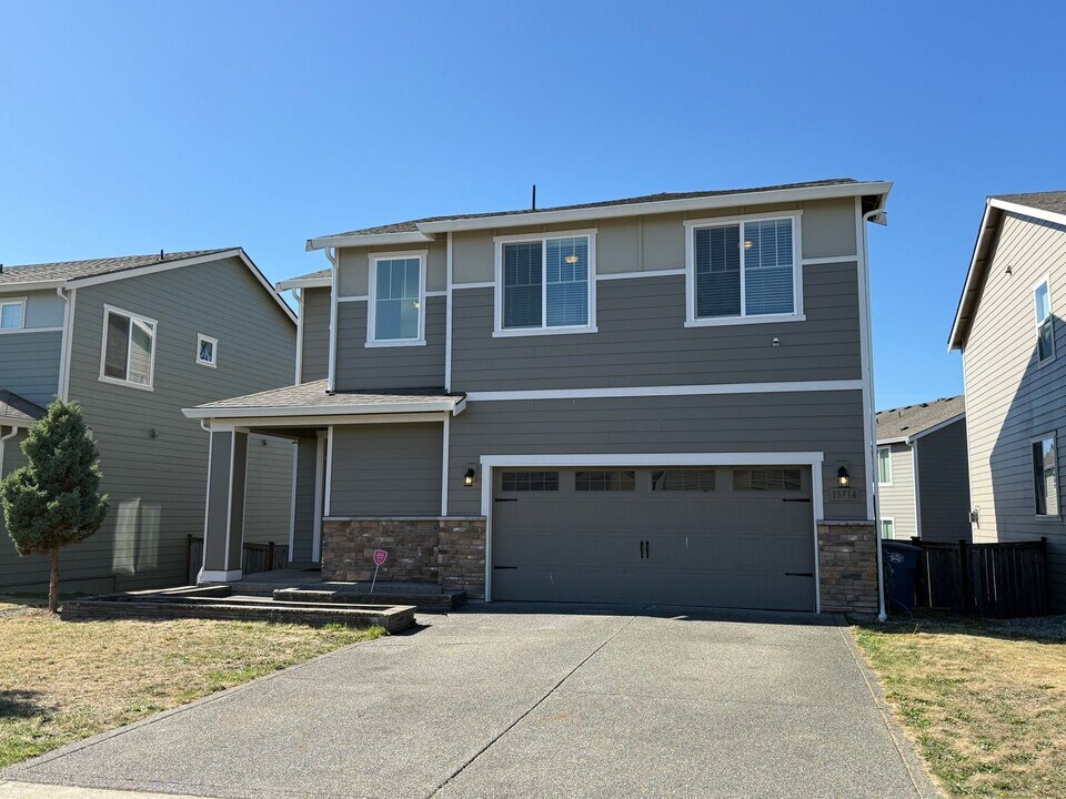 13714 67th Ave E in Puyallup, WA - Building Photo