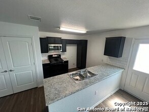 7002 Cozy Trail in San Antonio, TX - Foto de edificio - Building Photo