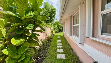 5465 Grande Palm Cir in Delray Beach, FL - Building Photo - Building Photo