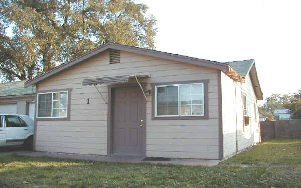 564 N Windsor Ave in Stockton, CA - Building Photo