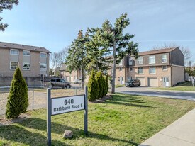 640 Rathburn Rd E in Mississauga, ON - Building Photo