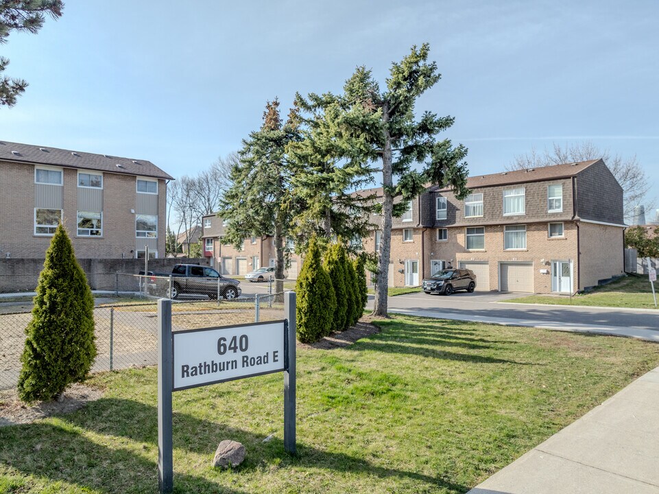 602-626 Rathburn Rd E in Mississauga, ON - Building Photo