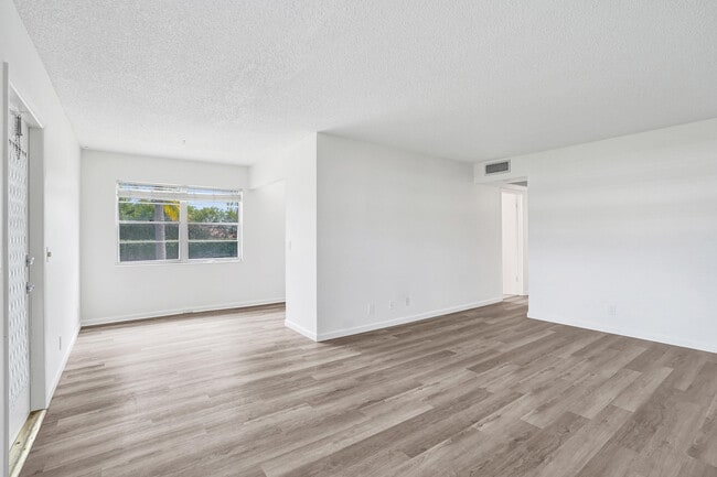 57 Dorset Dr in Boca Raton, FL - Building Photo - Building Photo