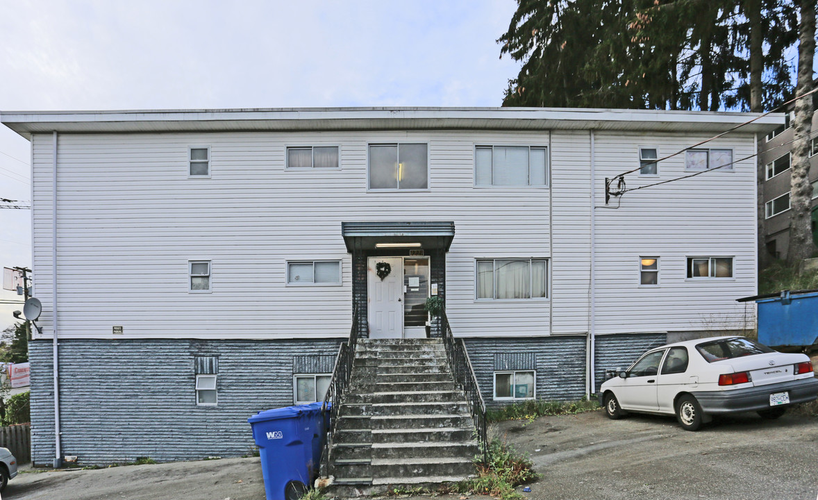 Pine Crest in New Westminster, BC - Building Photo