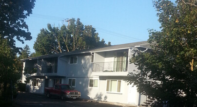 Walnut Apartments in Vancouver, WA - Building Photo - Primary Photo