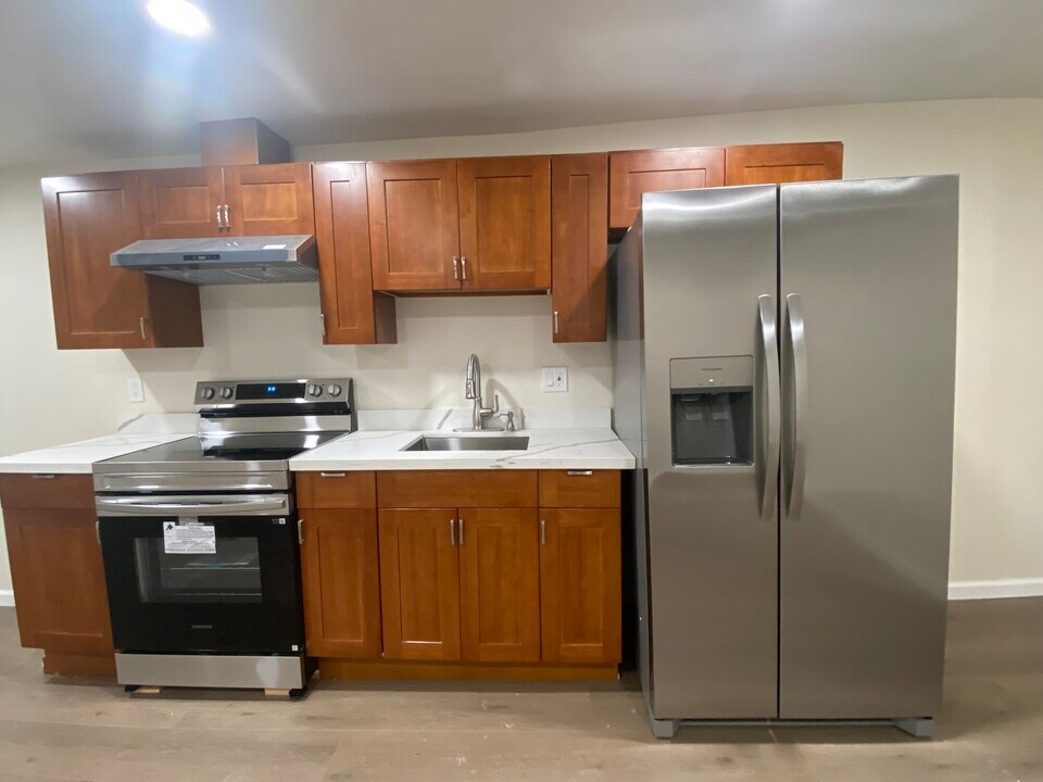 13908 SE Newport Way in Bellevue, WA - Building Photo