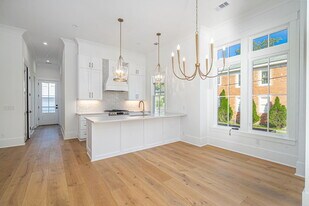 302 W 38th St in Savannah, GA - Building Photo