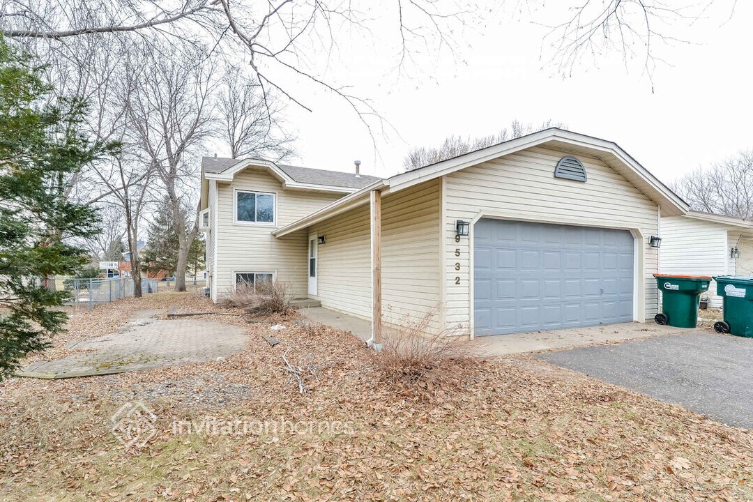 9532 Monroe St NE in Blaine, MN - Building Photo