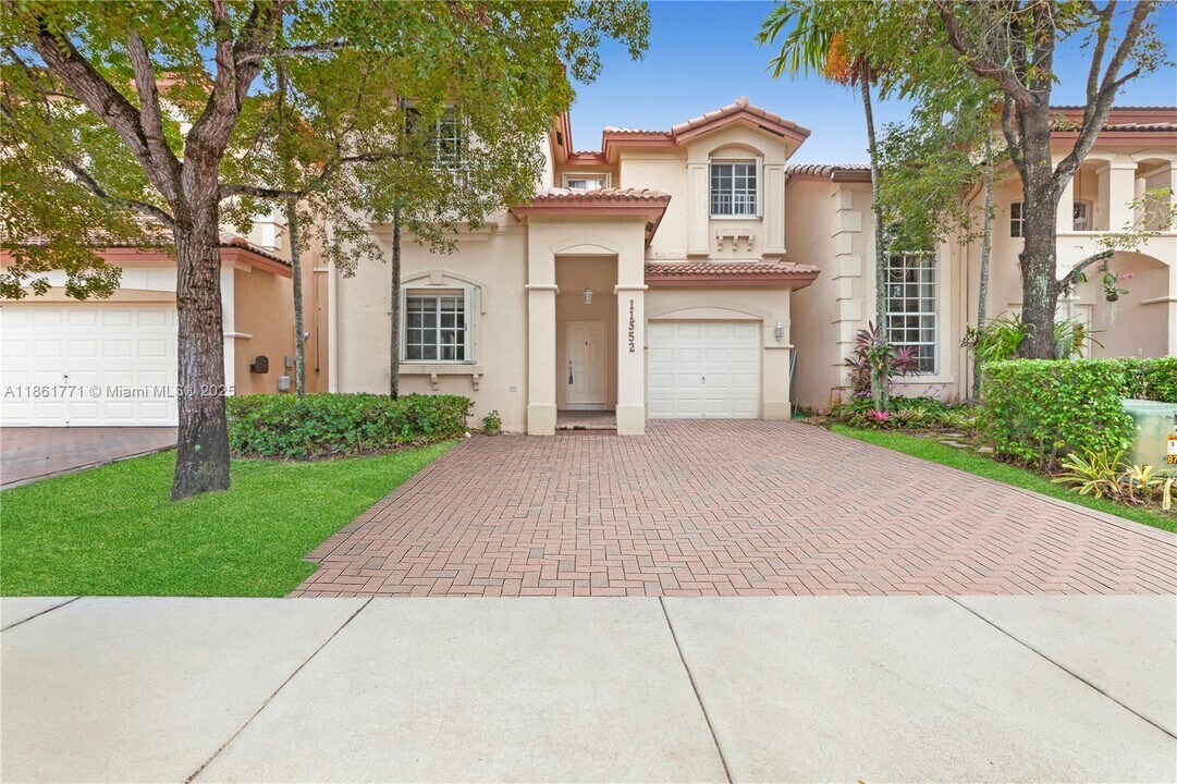 11552 NW 69th Terrace in Doral, FL - Building Photo