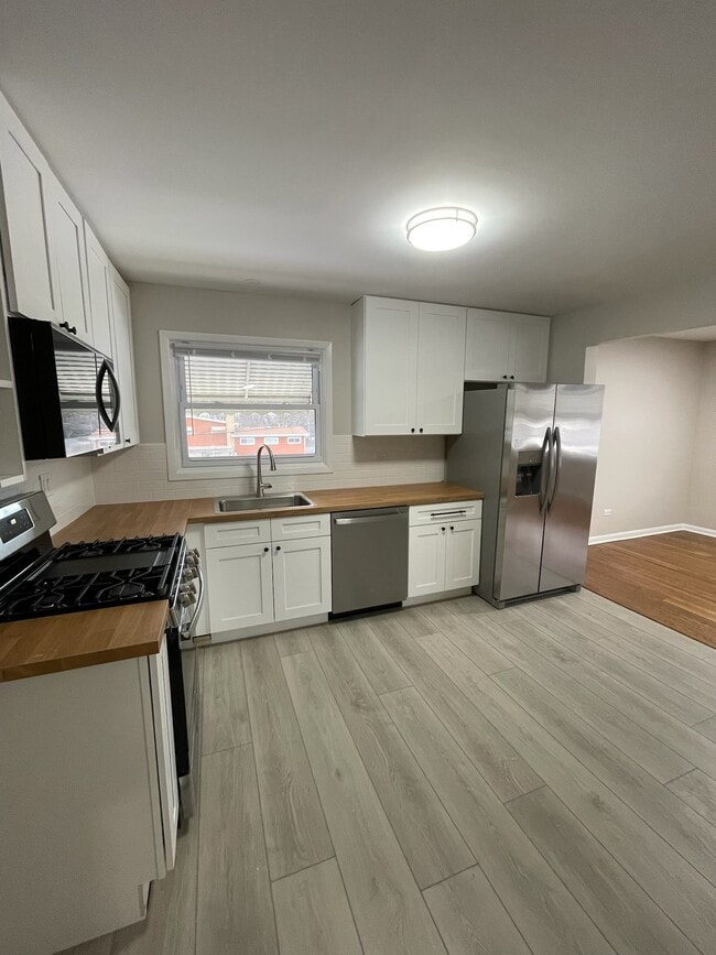 7202 W Crain St, Unit #2 in Niles, IL - Foto de edificio - Building Photo