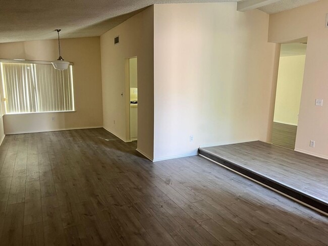 23062 Conde Dr in Santa Clarita, CA - Foto de edificio - Building Photo