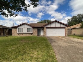 320 Avenue F in Nederland, TX - Building Photo