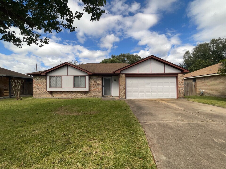 320 Avenue F in Nederland, TX - Foto de edificio