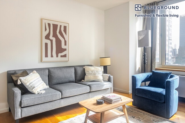 635 W 42nd St