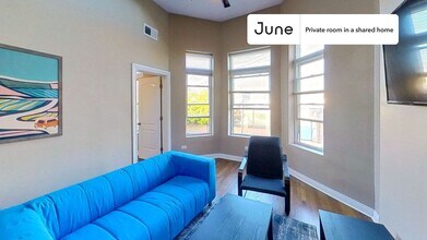 Private bedroom in 3 bed/1 bath Home in Chicago, IL - Building Photo - Building Photo