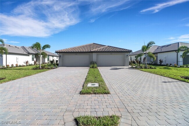 19592 Hinkley Dr in Estero, FL - Building Photo - Building Photo