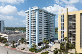 Regency Tower in Miami Beach, FL - Foto de edificio - Building Photo