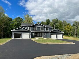 5 Red Maple Ln in Halfmoon, NY - Building Photo