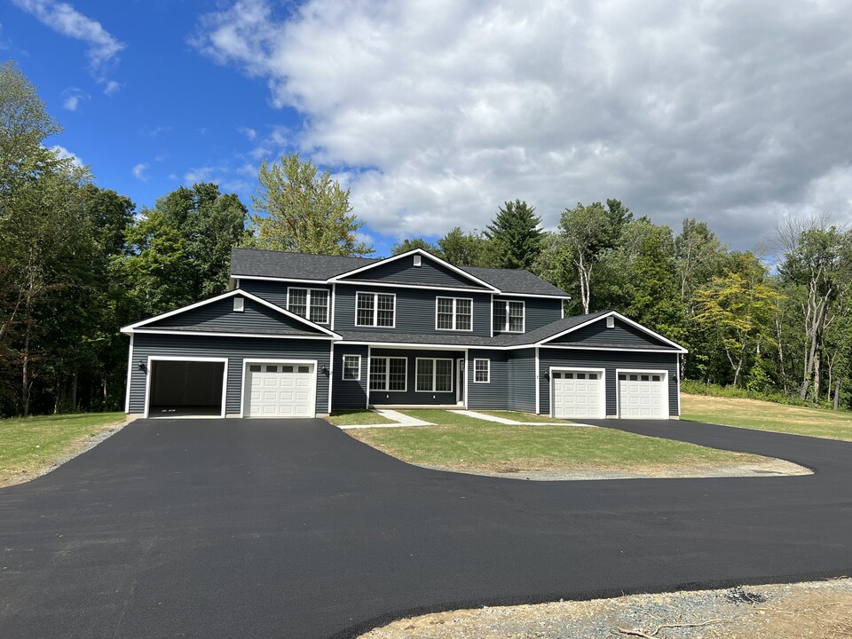 5 Red Maple Ln in Halfmoon, NY - Building Photo